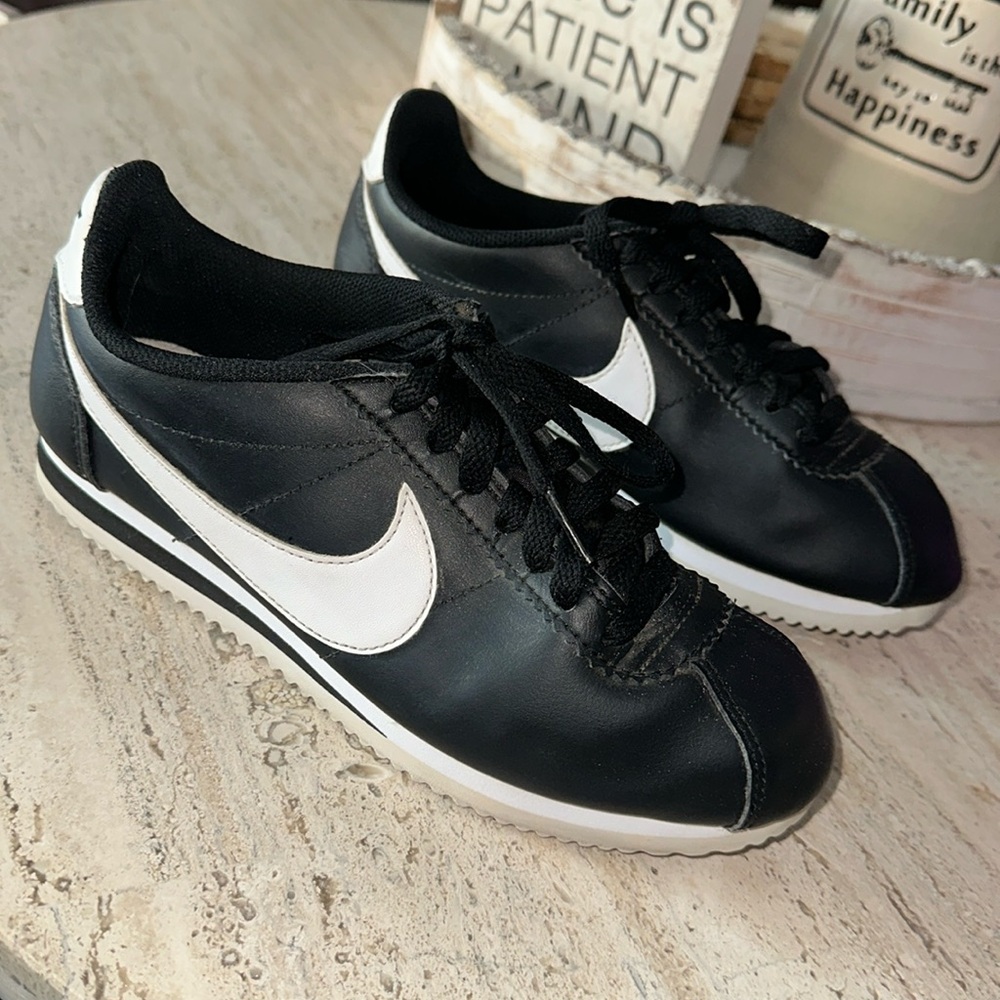 Nike Cortez Classic Basic Black White sneakers Sz 6.5  Lace up. Great condition